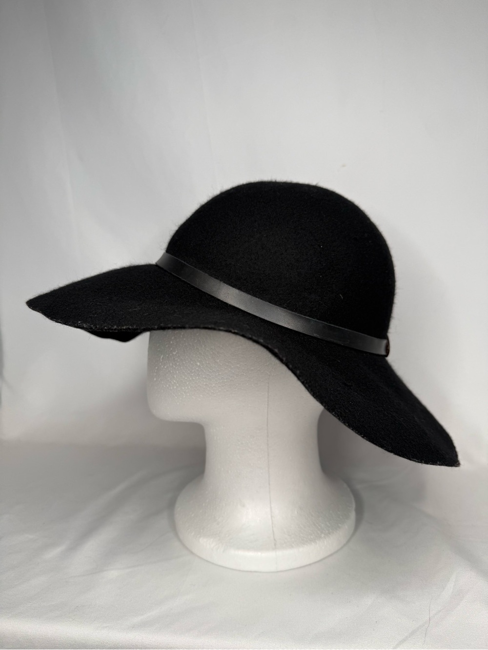 D&Y Black Wide-Brim Felt Floppy Hat with Slim Band